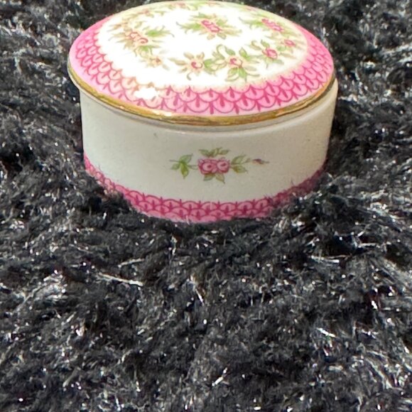 Vintage Ceramic Floral Trinket Box With Pink Rose Pattern & Gold Trim #2024 - Picture 2 of 5